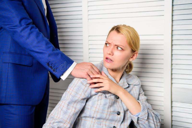 Se Un Uomo Ti Mette La Mano Sulla Spalla Collega Di Sexually Harassing Female Dell'uomo D'affari Persona Che