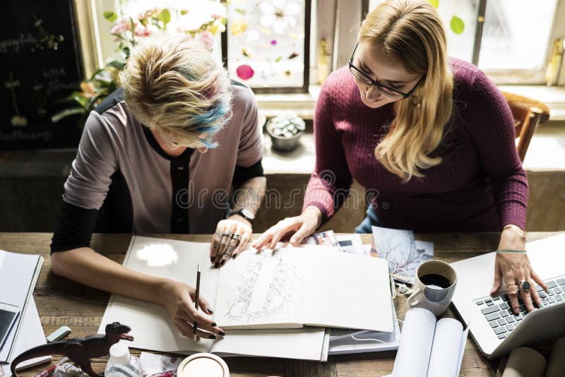Collega's die Adviesideeën het Werken ruilen stock fotografie Collega's die Adviesideeën het Werken ruilen stock fotografie