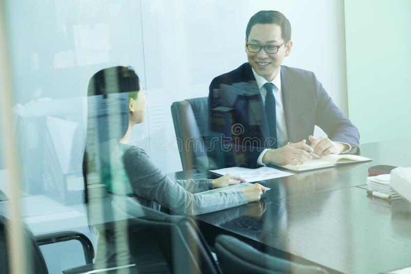 Collega'svergadering in Conferentiezaal, Schot door Glas stock foto's Collega'svergadering in Conferentiezaal, Schot door Glas stock foto's