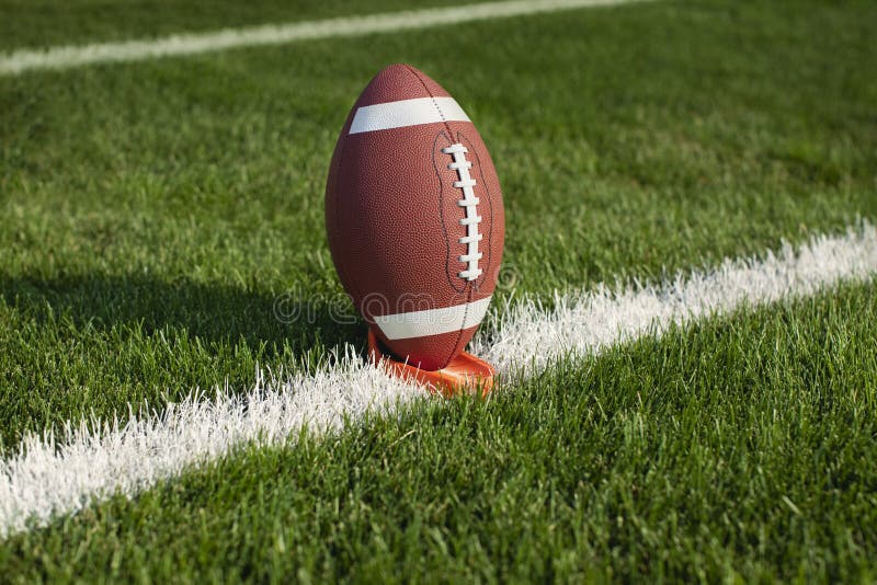 College - Football auf einem T-Stück bereit zum Start stockfotos College - Football auf einem T-Stück bereit zum Start stockfotos