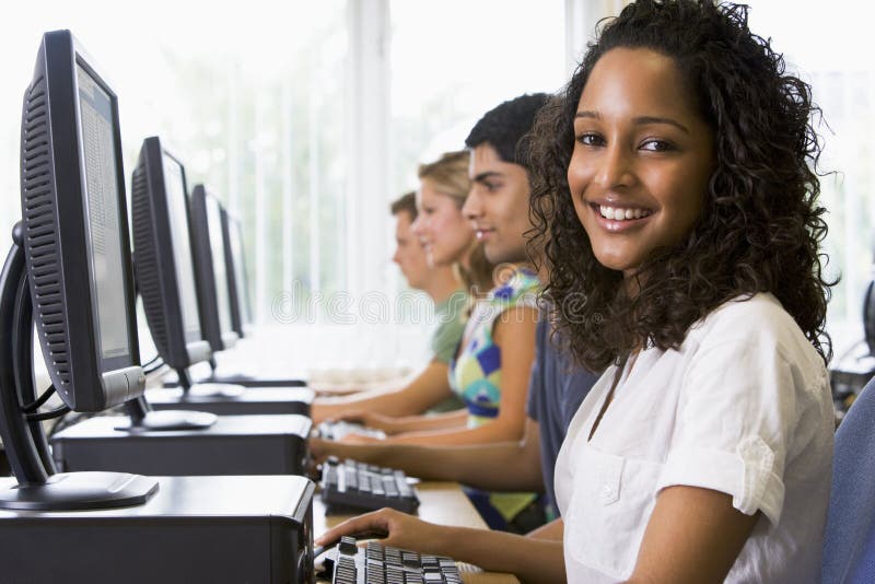 Gli studenti di College in un laboratorio di computer.