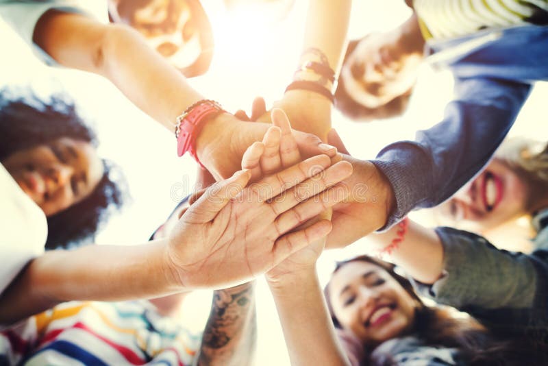 Gli Studenti Universitari Il Lavoro Di Squadra Accatastamento Concetto Mano.