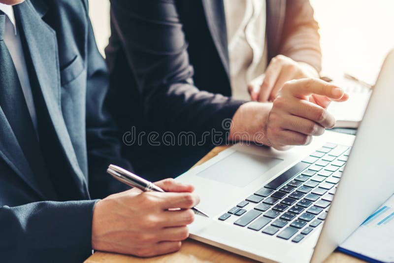 Colleghi del gruppo di affari che incontrano il disco di analisi di strategia di pianificazione immagini stock libere da diritti Colleghi del gruppo di affari che incontrano il disco di analisi di strategia di pianificazione immagini stock libere da diritti
