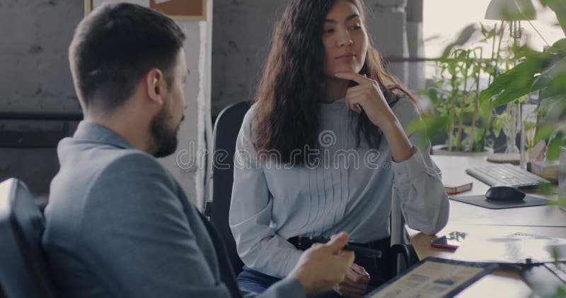 Colleghi di lavoro e colleghi di lavoro seduti in ufficio discutono di lavoro insieme