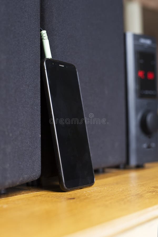 Colleghi il cavo agli altoparlanti del subwoofer audio uscita rossa fotografia stock Colleghi il cavo agli altoparlanti del subwoofer audio uscita rossa fotografia stock