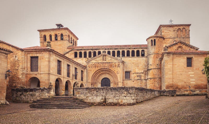 Collegiate Church Santa Juliana, Santillana Del Mar, Medieval Vi Stock ...