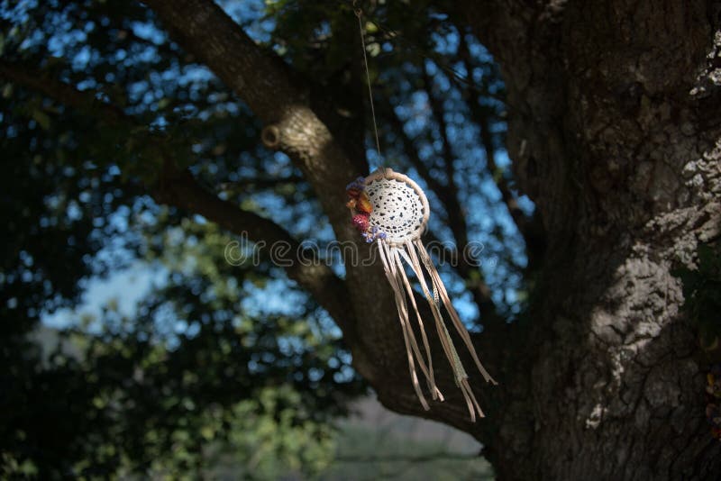 Collettore di sogno con sfondo naturale nello stile d'annata eleganza di boho, amuleto etnico fotografia stock libera da diritti Collettore di sogno con sfondo naturale nello stile d'annata eleganza di boho, amuleto etnico fotografia stock libera da diritti