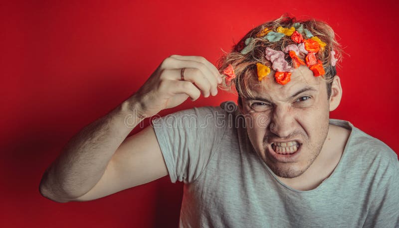 Collez dans sa tête Portrait de l'homme avec le chewing-gum dans sa tête Homme avec des cheveux couverts en nourriture photographie stock Collez dans sa tête Portrait de l'homme avec le chewing-gum dans sa tête Homme avec des cheveux couverts en nourriture photographie stock
