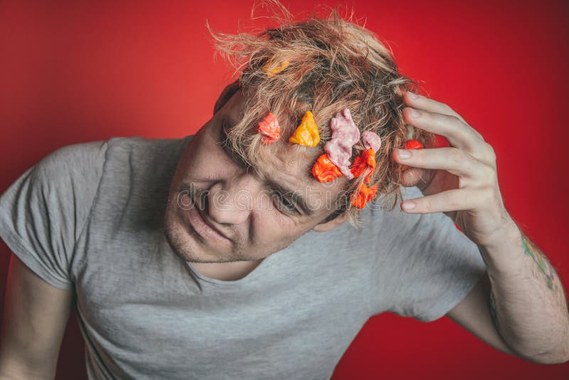 Collez dans sa tête Portrait de l'homme avec le chewing-gum dans sa tête Homme avec des cheveux couverts en nourriture photo stock Collez dans sa tête Portrait de l'homme avec le chewing-gum dans sa tête Homme avec des cheveux couverts en nourriture photo stock