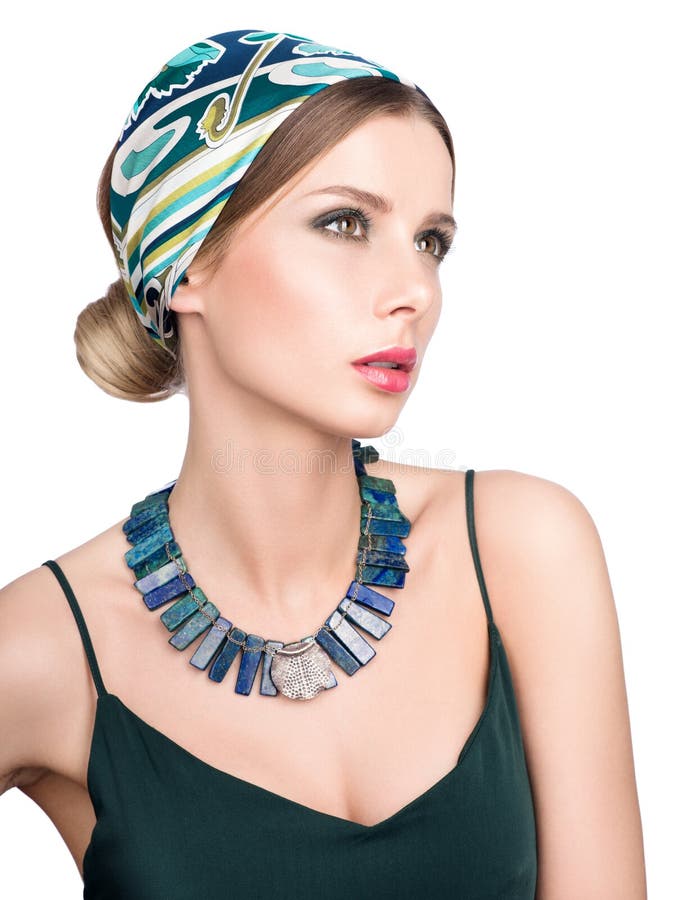Collier et cheveux avec un foulard Portrait de beauté de jeune belle femme dans une robe vert-foncé images libres de droits Collier et cheveux avec un foulard Portrait de beauté de jeune belle femme dans une robe vert-foncé images libres de droits