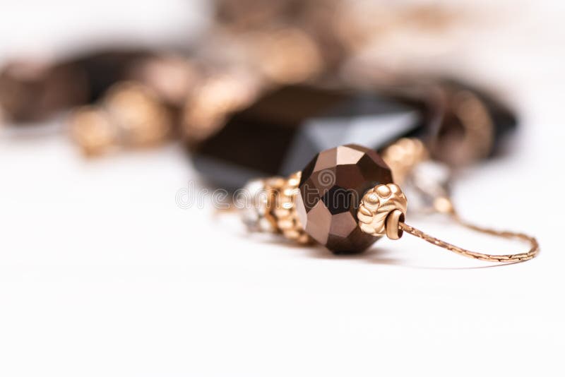 Collier fait main de perle sur le fond blanc, fin photographie stock Collier fait main de perle sur le fond blanc, fin photographie stock