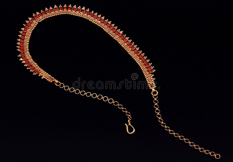 Collier indien d'or avec les perles rouges