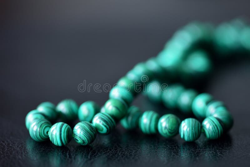 Collier vert de malachite sur un fond foncé photo libre de droits Collier vert de malachite sur un fond foncé photo libre de droits