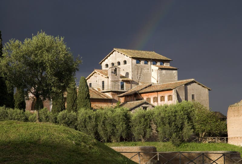 Collina del palatino di Roma Italia, l'arcobaleno, la nuvola di tempesta della storia dell'archeologia le rovine dei mura di matt fotografie stock libere da diritti Collina del palatino di Roma Italia, l'arcobaleno, la nuvola di tempesta della storia dell'archeologia le rovine dei mura di matt fotografie stock libere da diritti