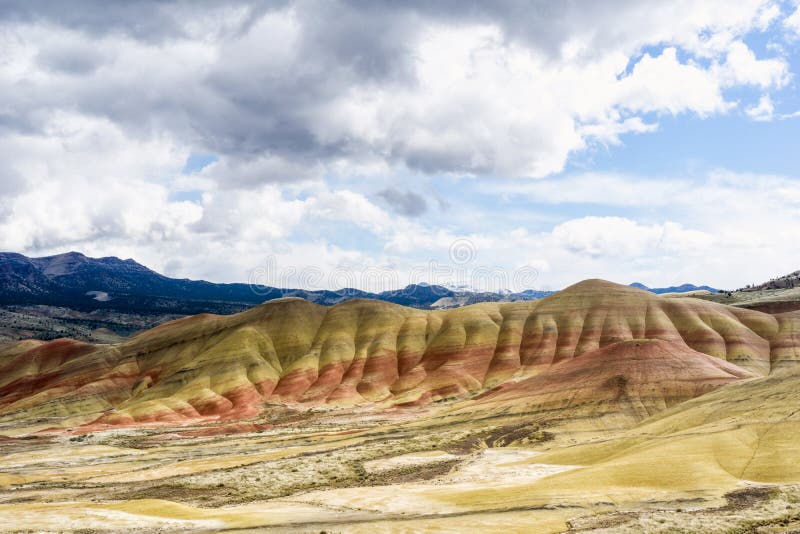 Colline dipinte - Mitchell Oregon Il monumento nazionale, strati variopinti mostra le ere geologiche immagini stock libere da diritti Colline dipinte - Mitchell Oregon Il monumento nazionale, strati variopinti mostra le ere geologiche immagini stock libere da diritti