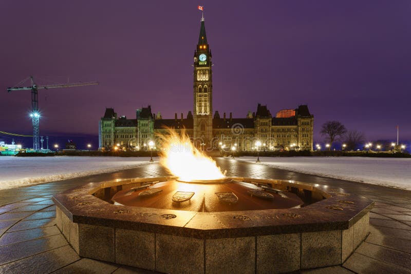 Colline du Parlement et la flamme centennale à Ottawa, Canada photo stock Colline du Parlement et la flamme centennale à Ottawa, Canada photo stock