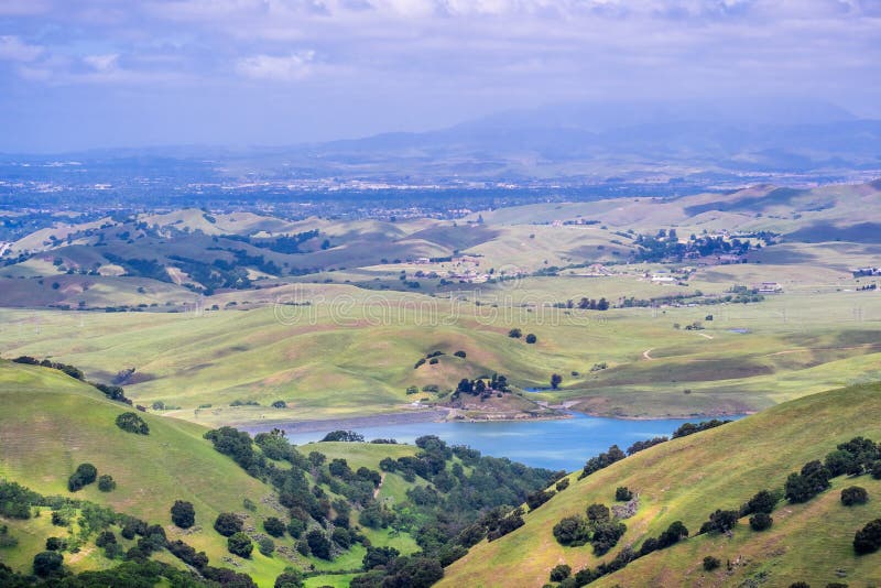 Colline verdi circondate bacino idrico di San Antonio, California fotografia stock libera da diritti Colline verdi circondate bacino idrico di San Antonio, California fotografia stock libera da diritti