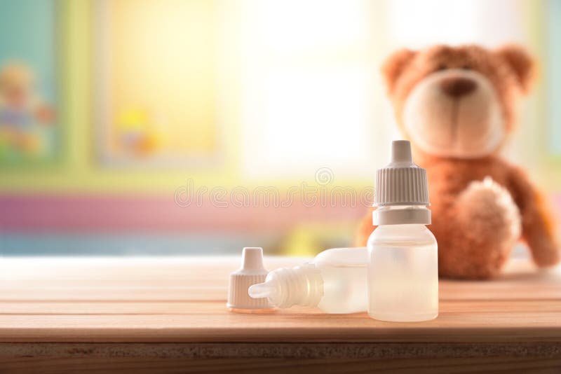 Collirii per pulizia pediatrica del naso e dell'occhio in camera da letto