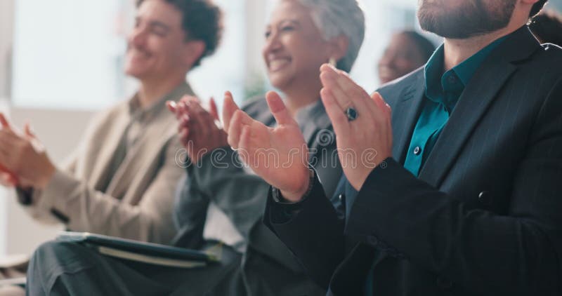 Collègues applaudissent et groupe dans la célébration de l'atelier ou le succès pour la séance de formation ou le public. Appuyer clips vidéos