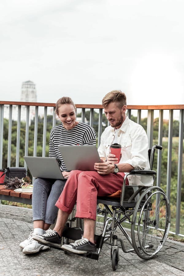 Collègues avec plaisir discutant leur projet pendant la pause image stock