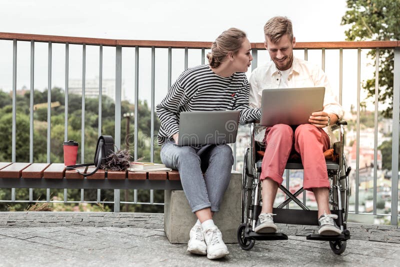 Collègues avec plaisir positifs dépensant la coupure en parc photos stock