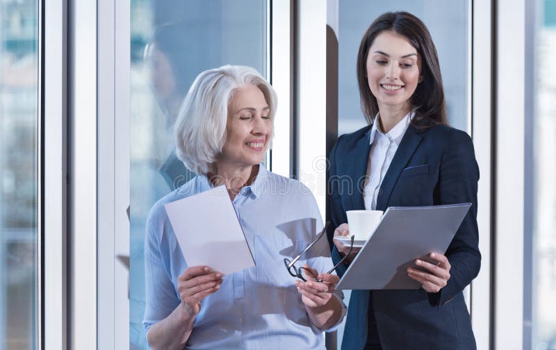 Collègues avec plaisir riant pendant la pause-café photo stock Collègues avec plaisir riant pendant la pause-café photo stock