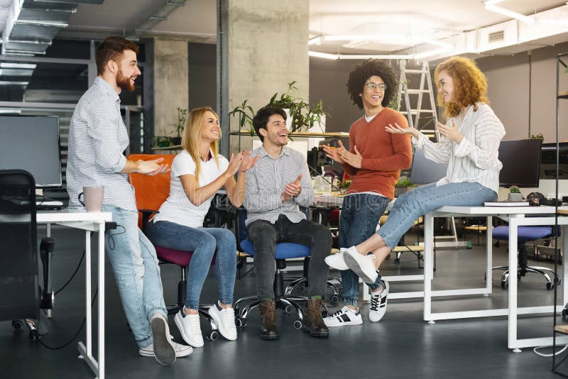 Coll? gues gais souhaitant la bienvenue au nouveau coll? gue dans coworking moderne photos libres de droits