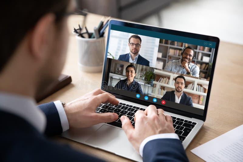 Collègues multiraciaux engagés à la vue en ligne d'écran d'ordinateur portable de réunion du groupe photos stock