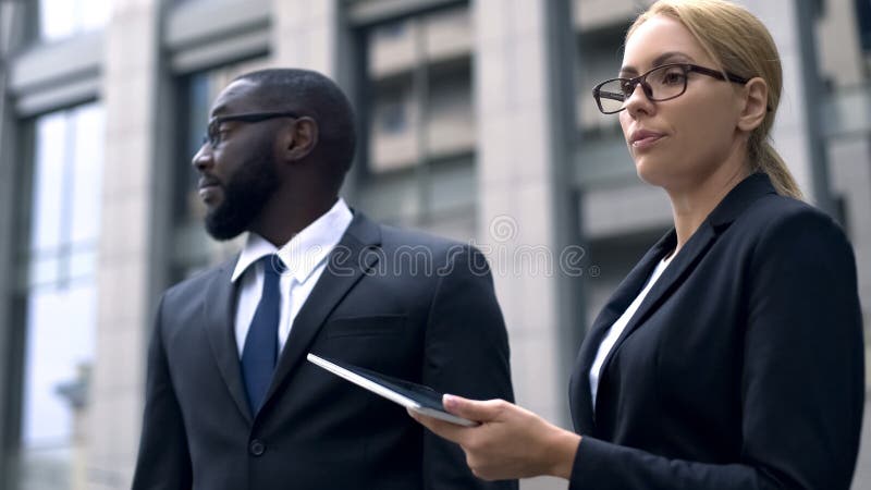 Collègues se disputant à la discrimination de travail, raciale ou sexuelle, manque de respect image stock Collègues se disputant à la discrimination de travail, raciale ou sexuelle, manque de respect image stock