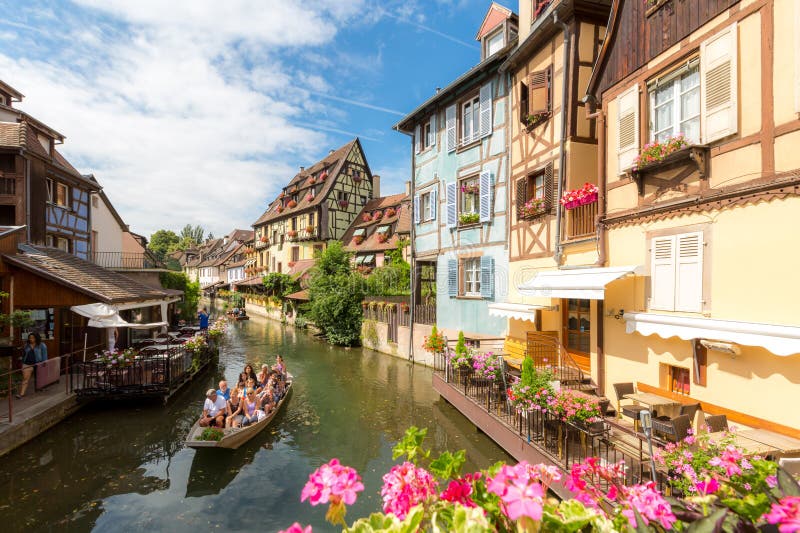 Colmar, France Bateau Avec Des Touristes Sur Le Canal Photo stock