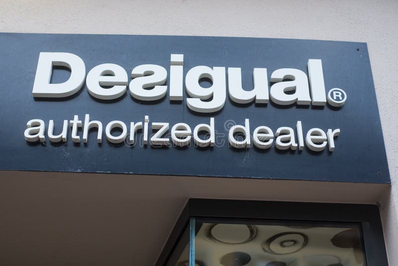 Chaise longue Inzichtelijk item Desigual Logo on Store Front in the Street Editorial Photo - Image of  europe, fashionable: 170522056