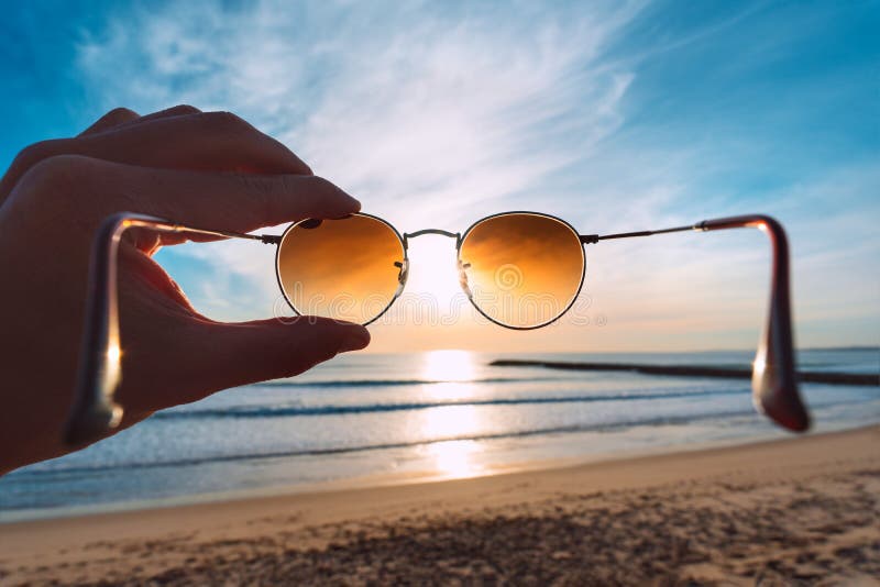 Colocando óculos De Sol Polarizados Redondos Estilosos Com Lentes Castanhas  No Pôr Do Sol Foto de Stock - Imagem de forma, conceito: 213879814