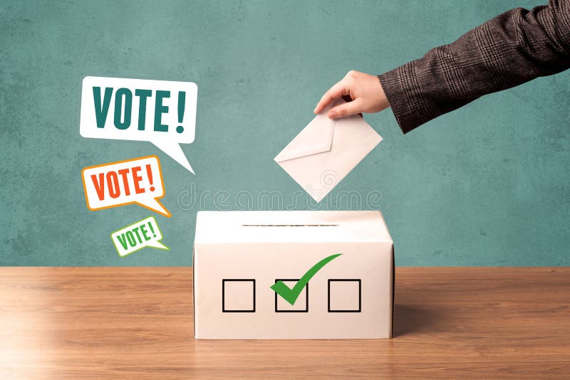 Colocando um deslizamento de votação em uma urna de voto imagens de stock Colocando um deslizamento de votação em uma urna de voto imagens de stock