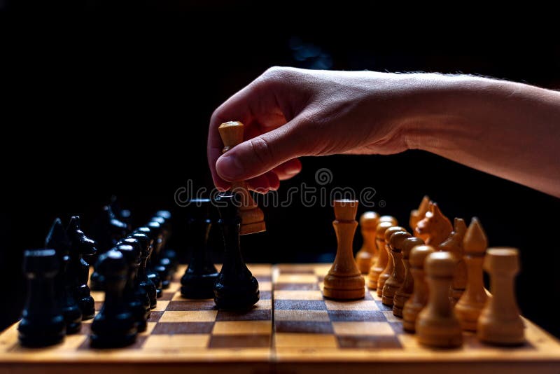 Xadrez é Um Jogo Justo. Homem Inteligente Joga Xadrez. Tabuleiro De Xadrez  Com Peças De Xadrez. Estratégia De Torneio. Diversão Es Imagem de Stock -  Imagem de povos, posicione: 232594923