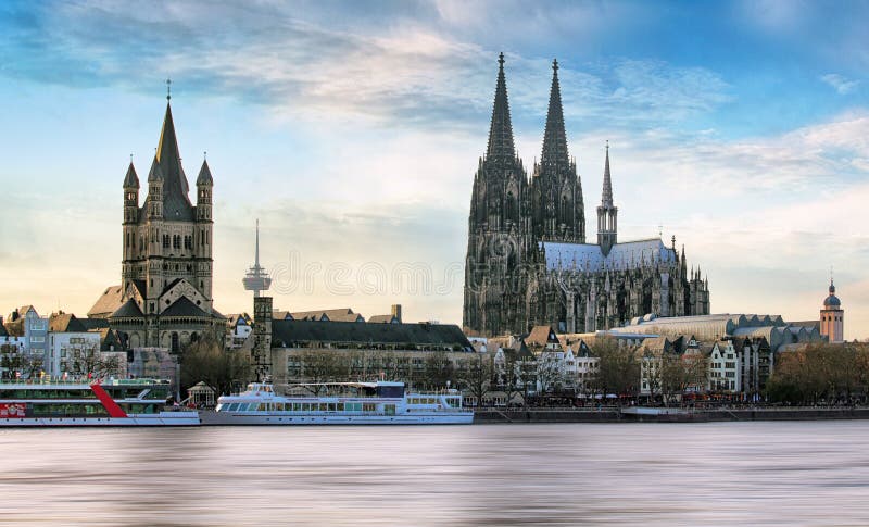 Cologne au-dessus du Rhin avec le bateau de croisière à Cologne, allemande photographie stock libre de droits Cologne au-dessus du Rhin avec le bateau de croisière à Cologne, allemande photographie stock libre de droits