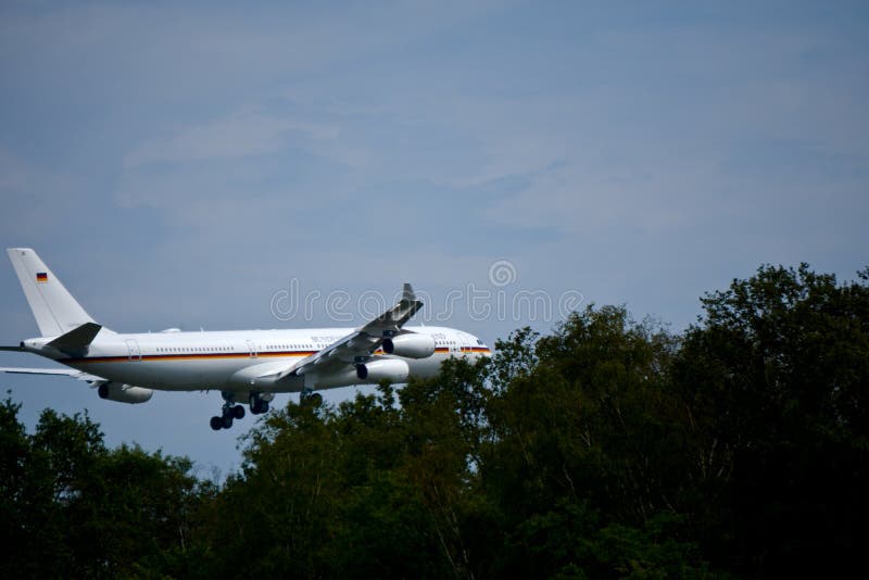 COLOGNE-BONN, NORTH RHINE-WESTPHALIA, AEROPUERTO, ALEMANIA - 28 DE AGOSTO DE 2019 Alemania Air Force Airbus A340 registro 16-02 at foto de archivo COLOGNE-BONN, NORTH RHINE-WESTPHALIA, AEROPUERTO, ALEMANIA - 28 DE AGOSTO DE 2019 Alemania Air Force Airbus A340 registro 16-02 at foto de archivo