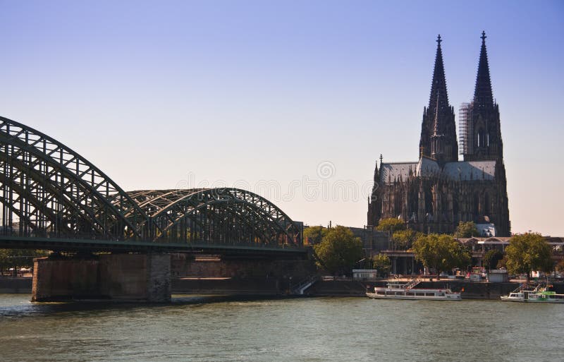 Jasný záber na Dom a most pričom vlaky na hlavnej stanici v Kolíne nad rýnom od hlavného koryta, Nemecko.