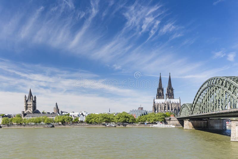 Cologne domkyrka och stor St Martin Church, Tyskland arkivfoton Cologne domkyrka och stor St Martin Church, Tyskland arkivfoton