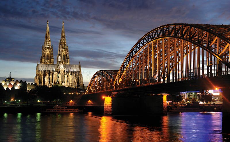 Ponte sul Reno, con il Duomo di Colonia, in background durante la notte.