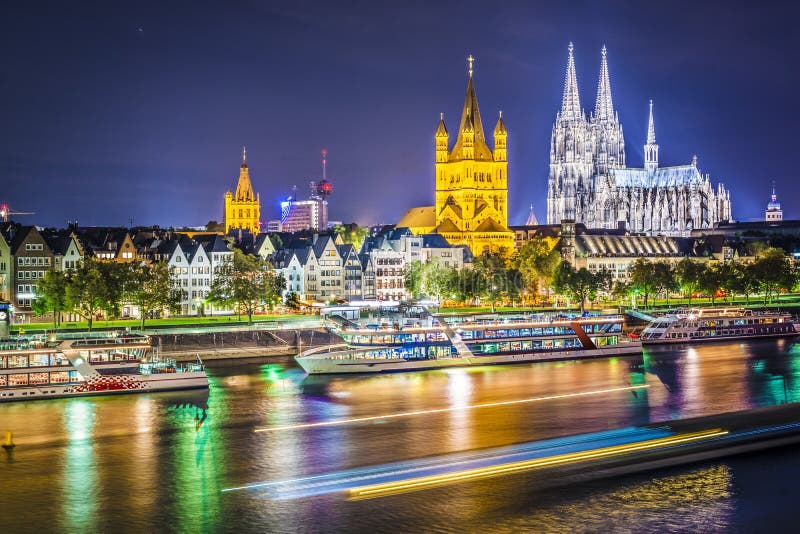 Agua de colonia, alemania paisaje urbano a través de rin un rio.