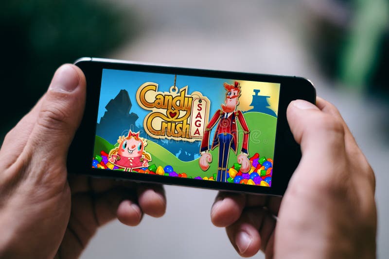 Candy Crush Saga is a singleplayer online puzzle game in a cartoony graphic setting. Candy Crush Saga is a singleplayer online puzzle game in a cartoony graphic setting