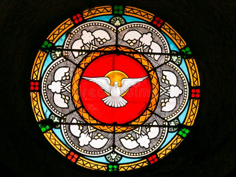 Colombe, Saint-Esprit - verre souillé dans l'église d'Antibes photo stock Colombe, Saint-Esprit - verre souillé dans l'église d'Antibes photo stock