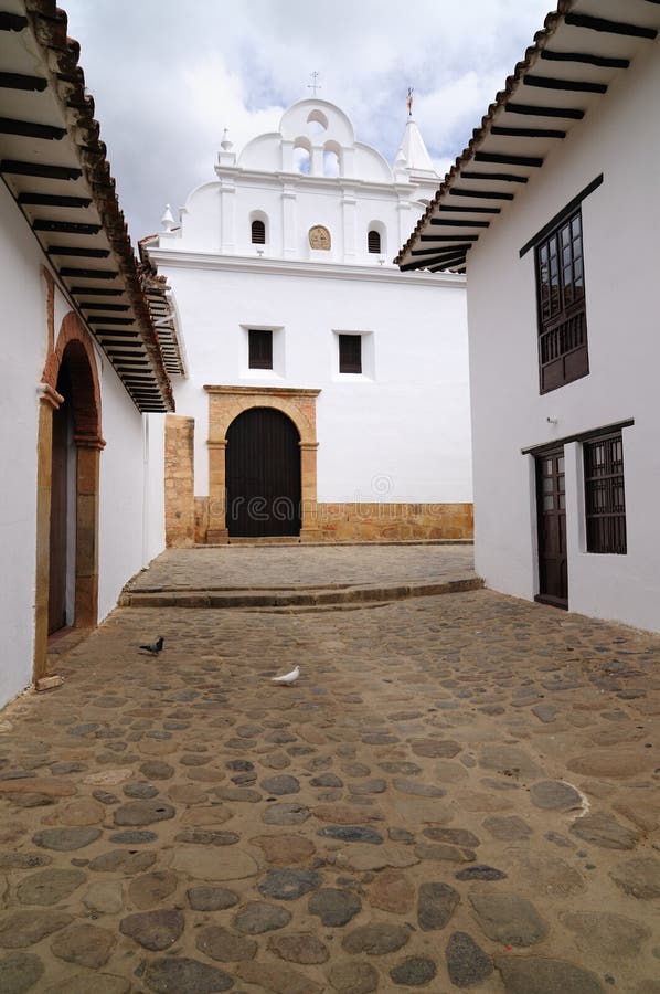 https://thumbs.dreamstime.com/b/colombia-iglesia-colonial-de-carmen-en-villa-de-leyva-28523811.jpg