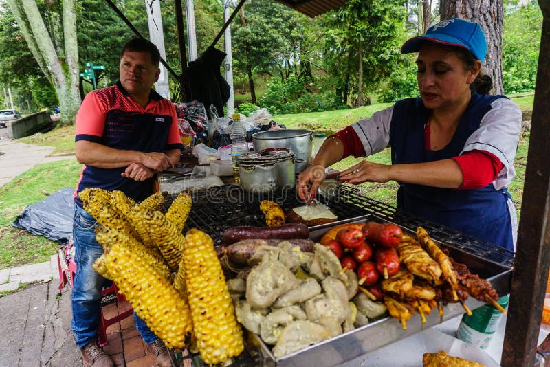 Colombiansk kvinnamatlagning arkivfoto Colombiansk kvinnamatlagning arkivfoto