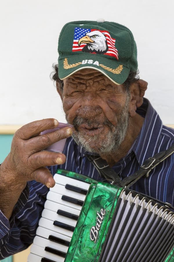 Colombiansk musiker som spelar musik i gatan av Salento, Colom royaltyfri bild Colombiansk musiker som spelar musik i gatan av Salento, Colom royaltyfri bild