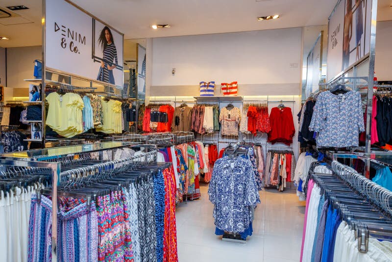 COLOMBO, SRI LANKA - SEPTEMBER 05, 2016: Wide View of Ladies wear Clothes, Dresses, Skirts, Frocks, Trousers, Jackets, with royalty free stock images COLOMBO, SRI LANKA - SEPTEMBER 05, 2016: Wide View of Ladies wear Clothes, Dresses, Skirts, Frocks, Trousers, Jackets, with royalty free stock images