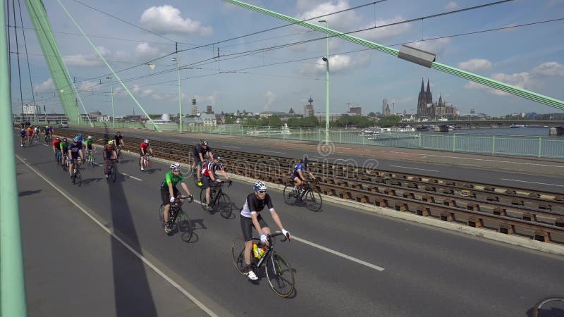 Colonia germania maggio 2022 : corsa in bicicletta. ciclisti in macchina ad alta velocità vicino al ponte con il trasporto pubblic