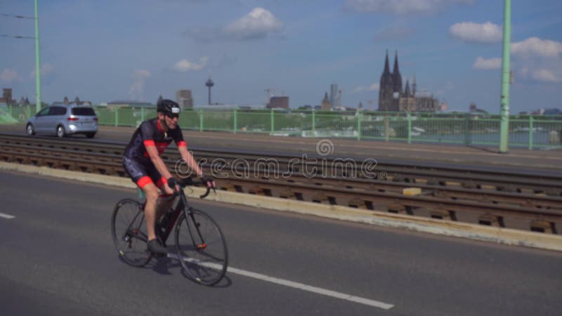 Colonia germania 25 maggio 2022 : corsa ciclabile su strada in bicicletta. un gruppo di ciclisti su un'unità ad alta velocità vici
