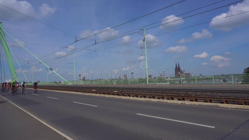 Colonia germania 25 maggio 2022 : corsa ciclabile su strada in bicicletta. un gruppo di ciclisti su un'unità ad alta velocità vici