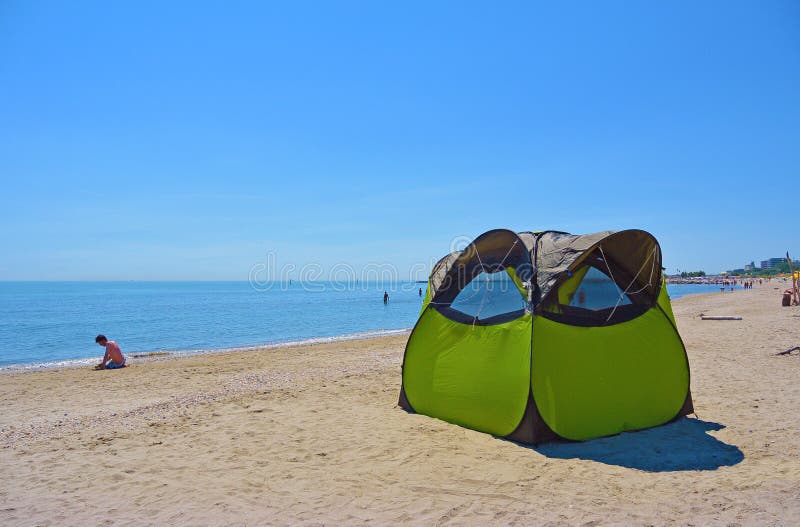 Colonie de vacances avec une tente à une plage sauvage seule Lido di Classe, Italie images stock Colonie de vacances avec une tente à une plage sauvage seule Lido di Classe, Italie images stock